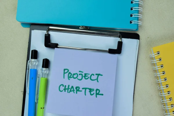 Begreppet Project Charter Skriva Klibbiga Anteckningar Isolerade Träbord — Stockfoto
