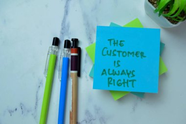 Müşteri kavramı her zaman haklıdır. Tahta Masa 'da izole edilmiş yapışkan notlara yaz..