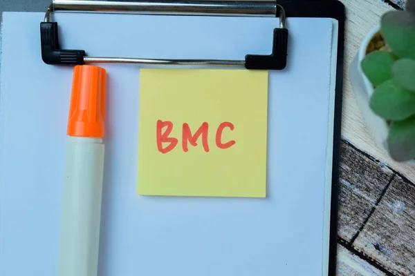 Concepto Bmc Escribir Notas Adhesivas Aisladas Mesa Madera —  Fotos de Stock