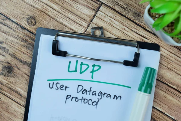 Concepto Udp Protocolo Datagrama Usuario Escribir Papeleo Aislado Tabla Madera —  Fotos de Stock