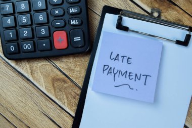 Tahta Masa 'da izole edilmiş yapışkan notlar üzerine geç ödeme kavramı.