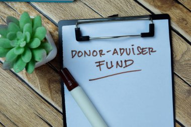 Bağışçı kavramı - Tahta Masa 'da izole edilmiş evraklar üzerine Danışman Fonu.