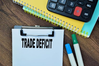 Tahta Masa 'da izole edilmiş kağıt üzerinde Ticaret Açığı kavramı.
