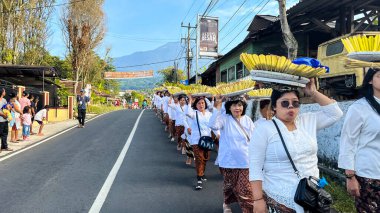Cigugur Köyü, geleneksel törendeki hizmetçiler. Cigugur Köyü, geleneksel seren taun törenindeki hizmetçiler. Kuningan, Batı Java, Endonezya, 19 Temmuz 2023