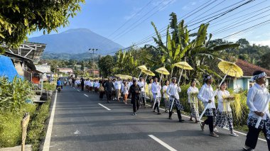 Cigugur Köyü, geleneksel törendeki hizmetçiler. Cigugur Köyü, geleneksel seren taun törenindeki hizmetçiler. Kuningan, Batı Java, Endonezya, 19 Temmuz 2023