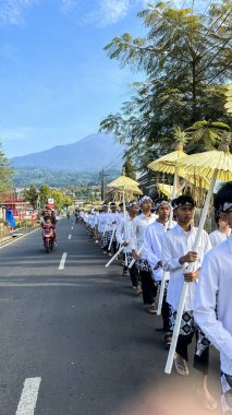 Cigugur Köyü, geleneksel törendeki hizmetçiler. Cigugur Köyü, geleneksel seren taun törenindeki hizmetçiler. Kuningan, Batı Java, Endonezya, 19 Temmuz 2023