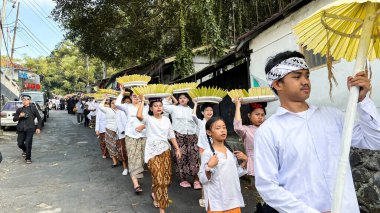 Cigugur Köyü, geleneksel törendeki hizmetçiler. Cigugur Köyü, geleneksel seren taun törenindeki hizmetçiler. Kuningan, Batı Java, Endonezya, 19 Temmuz 2023