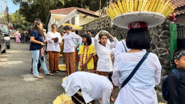 Cigugur Köyü, geleneksel törendeki hizmetçiler. Cigugur Köyü, geleneksel seren taun törenindeki hizmetçiler. Kuningan, Batı Java, Endonezya, 19 Temmuz 2023