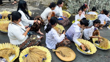Cigugur Köyü, geleneksel törendeki hizmetçiler. Cigugur Köyü, geleneksel seren taun törenindeki hizmetçiler. Kuningan, Batı Java, Endonezya, 19 Temmuz 2023