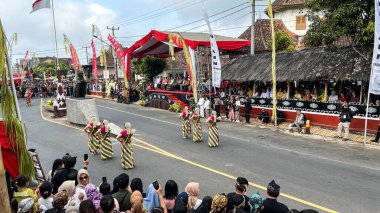 Cigugur Köyü, geleneksel törendeki hizmetçiler. Cigugur Köyü, geleneksel seren taun törenindeki hizmetçiler. Kuningan, Batı Java, Endonezya, 19 Temmuz 2023