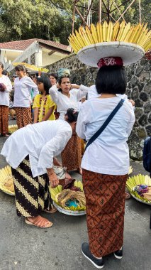 Cigugur Köyü, geleneksel törendeki hizmetçiler. Cigugur Köyü, geleneksel seren taun törenindeki hizmetçiler. Kuningan, Batı Java, Endonezya, 19 Temmuz 2023