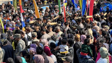 Cigugur Köyü, geleneksel törendeki hizmetçiler. Cigugur Köyü, geleneksel seren taun törenindeki hizmetçiler. Kuningan, Batı Java, Endonezya, 19 Temmuz 2023