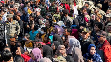 Cigugur Köyü, geleneksel törendeki hizmetçiler. Cigugur Köyü, geleneksel seren taun törenindeki hizmetçiler. Kuningan, Batı Java, Endonezya, 19 Temmuz 2023