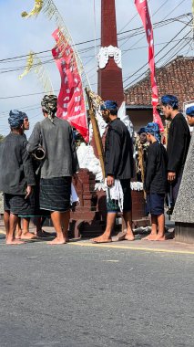 Cigugur Köyü, geleneksel törendeki hizmetçiler. Cigugur Köyü, geleneksel seren taun törenindeki hizmetçiler. Kuningan, Batı Java, Endonezya, 19 Temmuz 2023