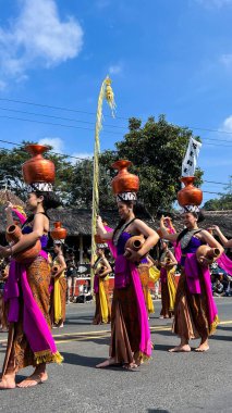 Cigugur Köyü, geleneksel törendeki hizmetçiler. Cigugur Köyü, geleneksel seren taun törenindeki hizmetçiler. Kuningan, Batı Java, Endonezya, 19 Temmuz 2023