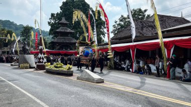 Cigugur Köyü, geleneksel törendeki hizmetçiler. Cigugur Köyü, geleneksel seren taun törenindeki hizmetçiler. Kuningan, Batı Java, Endonezya, 19 Temmuz 2023