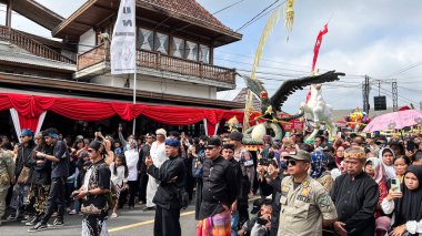 Cigugur Köyü, geleneksel törendeki hizmetçiler. Cigugur Köyü, geleneksel seren taun törenindeki hizmetçiler. Kuningan, Batı Java, Endonezya, 19 Temmuz 2023
