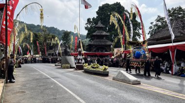 Cigugur Köyü, geleneksel törendeki hizmetçiler. Cigugur Köyü, geleneksel seren taun törenindeki hizmetçiler. Kuningan, Batı Java, Endonezya, 19 Temmuz 2023