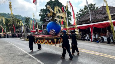 Cigugur Köyü, geleneksel törendeki hizmetçiler. Cigugur Köyü, geleneksel seren taun törenindeki hizmetçiler. Kuningan, Batı Java, Endonezya, 19 Temmuz 2023