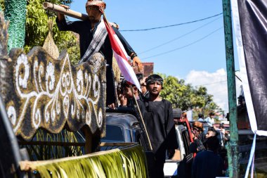 Cigugur Köyü, geleneksel törendeki hizmetçiler. Cigugur Köyü, geleneksel seren taun törenindeki hizmetçiler. Kuningan, Batı Java, Endonezya, 19 Temmuz 2023