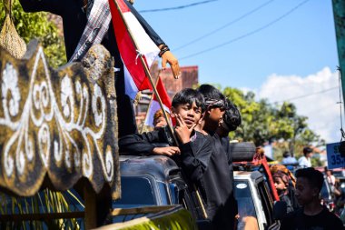 Cigugur Köyü, geleneksel törendeki hizmetçiler. Cigugur Köyü, geleneksel seren taun törenindeki hizmetçiler. Kuningan, Batı Java, Endonezya, 19 Temmuz 2023