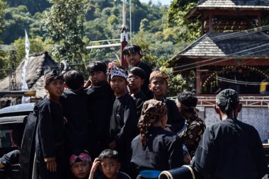 Cigugur Köyü, geleneksel törendeki hizmetçiler. Cigugur Köyü, geleneksel seren taun törenindeki hizmetçiler. Kuningan, Batı Java, Endonezya, 19 Temmuz 2023