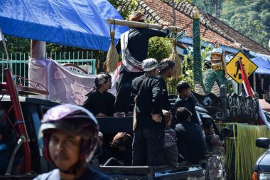 Cigugur Köyü, geleneksel törendeki hizmetçiler. Cigugur Köyü, geleneksel seren taun törenindeki hizmetçiler. Kuningan, Batı Java, Endonezya, 19 Temmuz 2023