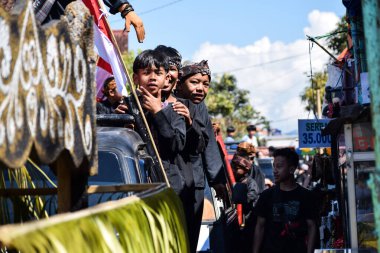 Cigugur Köyü, geleneksel törendeki hizmetçiler. Cigugur Köyü, geleneksel seren taun törenindeki hizmetçiler. Kuningan, Batı Java, Endonezya, 19 Temmuz 2023