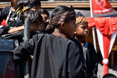 Cigugur Köyü, geleneksel törendeki hizmetçiler. Cigugur Köyü, geleneksel seren taun törenindeki hizmetçiler. Kuningan, Batı Java, Endonezya, 19 Temmuz 2023