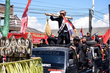 Cigugur Köyü, geleneksel törendeki hizmetçiler. Cigugur Köyü, geleneksel seren taun törenindeki hizmetçiler. Kuningan, Batı Java, Endonezya, 19 Temmuz 2023