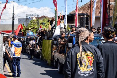 Cigugur Köyü, geleneksel törendeki hizmetçiler. Cigugur Köyü, geleneksel seren taun törenindeki hizmetçiler. Kuningan, Batı Java, Endonezya, 19 Temmuz 2023