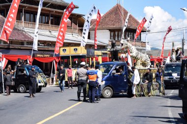 Cigugur Köyü, geleneksel törendeki hizmetçiler. Cigugur Köyü, geleneksel seren taun törenindeki hizmetçiler. Kuningan, Batı Java, Endonezya, 19 Temmuz 2023