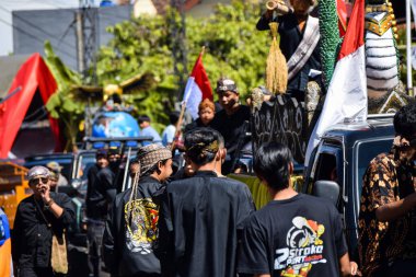 Cigugur Köyü, geleneksel törendeki hizmetçiler. Cigugur Köyü, geleneksel seren taun törenindeki hizmetçiler. Kuningan, Batı Java, Endonezya, 19 Temmuz 2023