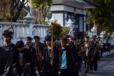 Cigugur Köyü, geleneksel törendeki hizmetçiler. Cigugur Köyü, geleneksel seren taun törenindeki hizmetçiler. Kuningan, Batı Java, Endonezya, 19 Temmuz 2023