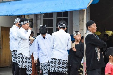 Cigugur Köyü, geleneksel törendeki hizmetçiler. Cigugur Köyü, geleneksel seren taun törenindeki hizmetçiler. Kuningan, Batı Java, Endonezya, 19 Temmuz 2023