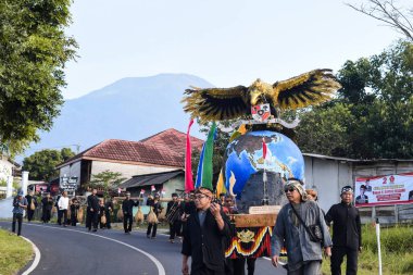 Cigugur Köyü, geleneksel törendeki hizmetçiler. Cigugur Köyü, geleneksel seren taun törenindeki hizmetçiler. Kuningan, Batı Java, Endonezya, 19 Temmuz 2023