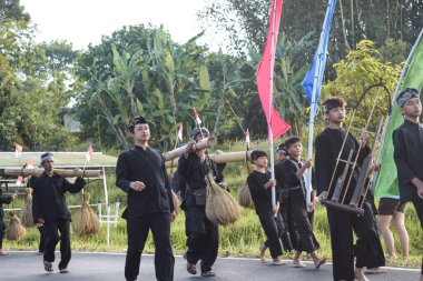 Cigugur Köyü, geleneksel törendeki hizmetçiler. Cigugur Köyü, geleneksel seren taun törenindeki hizmetçiler. Kuningan, Batı Java, Endonezya, 19 Temmuz 2023