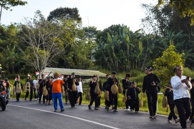 Cigugur Köyü, geleneksel törendeki hizmetçiler. Cigugur Köyü, geleneksel seren taun törenindeki hizmetçiler. Kuningan, Batı Java, Endonezya, 19 Temmuz 2023