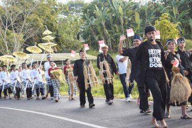 Cigugur Köyü, geleneksel törendeki hizmetçiler. Cigugur Köyü, geleneksel seren taun törenindeki hizmetçiler. Kuningan, Batı Java, Endonezya, 19 Temmuz 2023