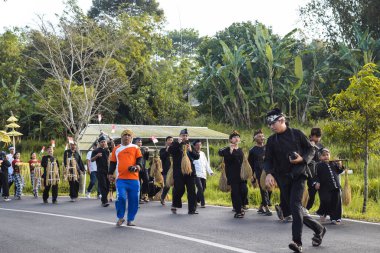 Cigugur Köyü, geleneksel törendeki hizmetçiler. Cigugur Köyü, geleneksel seren taun törenindeki hizmetçiler. Kuningan, Batı Java, Endonezya, 19 Temmuz 2023