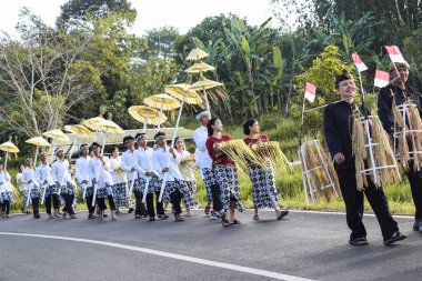 Cigugur Köyü, geleneksel törendeki hizmetçiler. Cigugur Köyü, geleneksel seren taun törenindeki hizmetçiler. Kuningan, Batı Java, Endonezya, 19 Temmuz 2023