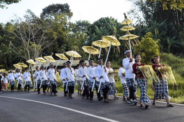 Cigugur Köyü, geleneksel törendeki hizmetçiler. Cigugur Köyü, geleneksel seren taun törenindeki hizmetçiler. Kuningan, Batı Java, Endonezya, 19 Temmuz 2023