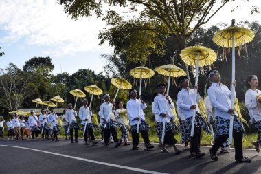 Cigugur Köyü, geleneksel törendeki hizmetçiler. Cigugur Köyü, geleneksel seren taun törenindeki hizmetçiler. Kuningan, Batı Java, Endonezya, 19 Temmuz 2023