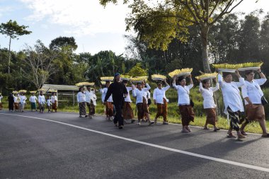Cigugur Köyü, geleneksel törendeki hizmetçiler. Cigugur Köyü, geleneksel seren taun törenindeki hizmetçiler. Kuningan, Batı Java, Endonezya, 19 Temmuz 2023