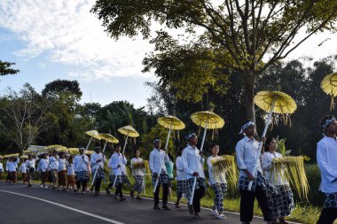 Cigugur Köyü, geleneksel törendeki hizmetçiler. Cigugur Köyü, geleneksel seren taun törenindeki hizmetçiler. Kuningan, Batı Java, Endonezya, 19 Temmuz 2023