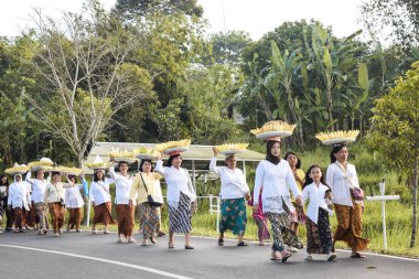 Cigugur Köyü, geleneksel törendeki hizmetçiler. Cigugur Köyü, geleneksel seren taun törenindeki hizmetçiler. Kuningan, Batı Java, Endonezya, 19 Temmuz 2023