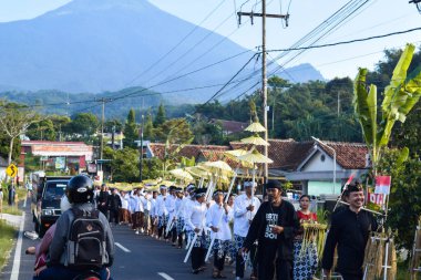Cigugur Köyü, geleneksel törendeki hizmetçiler. Cigugur Köyü, geleneksel seren taun törenindeki hizmetçiler. Kuningan, Batı Java, Endonezya, 19 Temmuz 2023