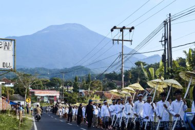 Cigugur Köyü, geleneksel törendeki hizmetçiler. Cigugur Köyü, geleneksel seren taun törenindeki hizmetçiler. Kuningan, Batı Java, Endonezya, 19 Temmuz 2023