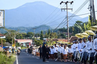 Cigugur Köyü, geleneksel törendeki hizmetçiler. Cigugur Köyü, geleneksel seren taun törenindeki hizmetçiler. Kuningan, Batı Java, Endonezya, 19 Temmuz 2023