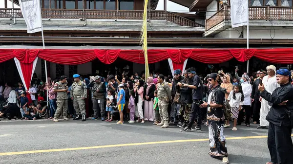 Cigugur Köyü, geleneksel törendeki hizmetçiler. Cigugur Köyü, geleneksel seren taun törenindeki hizmetçiler. Kuningan, Batı Java, Endonezya, 19 Temmuz 2023